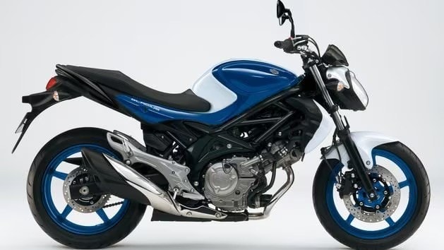 <div class='descrGalleryTitle'>Gladius 650</div><div class='descrGalleryText'><p>Fu il maldestro tentativo, una quindicina di anni fa, di <b>dare seguito all’apprezzata SV 650</b>, svecchiandola nelle forme ma non nel contenuto. La Gladius 650 era, meccanicamente parlando, un modello aggiornato di SV 650, con nuova ciclistica (telaio in acciaio anziché in alluminio) e motore migliorato, <b>ma anche con estetica rivista... in peggio.</b> Abbandonava il classico fanale tondo della SV in favore di un gruppo ottico vagamente ovoidale e con una protuberanza inferiore. Nuovi anche il serbatoio, le inedite fiancatine ai lati del radiatore e tutto il gruppo sella codone. Con la Gladius, Suzuki <b>tentò di ammorbidire le linee spezzate della SV</b>, ma il pubblico dimostrò di apprezzare maggiormente l’estetica della 650 originale, tanto che dopo qualche anno (la Gladius fu sul mercato dal 2009 al 2015), fece ritorno la SV in una veste coerente con quella con cui era uscita di scena. A livello di piattaforma meccanica, la Gladius e la SV successiva sono sostanzialmente la stessa cosa: il <b>bicilindrico da 645 cc</b> è lo stesso della già citata V-Strom 650, il telaio è un bel traliccio in acciaio abbinato a forcellone scatolato sempre in acciaio e ad una forcella a steli tradizionali. Pur con una dotazione economica, pensata per avere un prezzo aggressivo, SV e Gladius sono motociclette <b>dinamicamente ben riuscite</b>, che animarono anche un monomarca.</p>
</div>